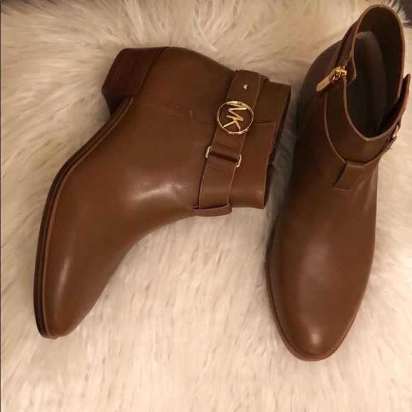🆕 MICHAEL KORS leather booties. - Picture 2 of 7
